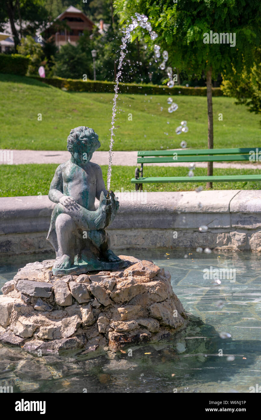 Château Tivoli et une fontaine en face d'elle Banque D'Images