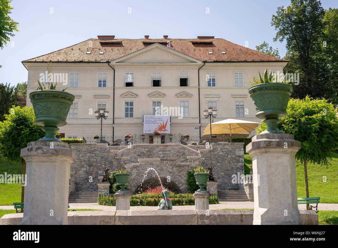 Château Tivoli et une fontaine en face d'elle Banque D'Images