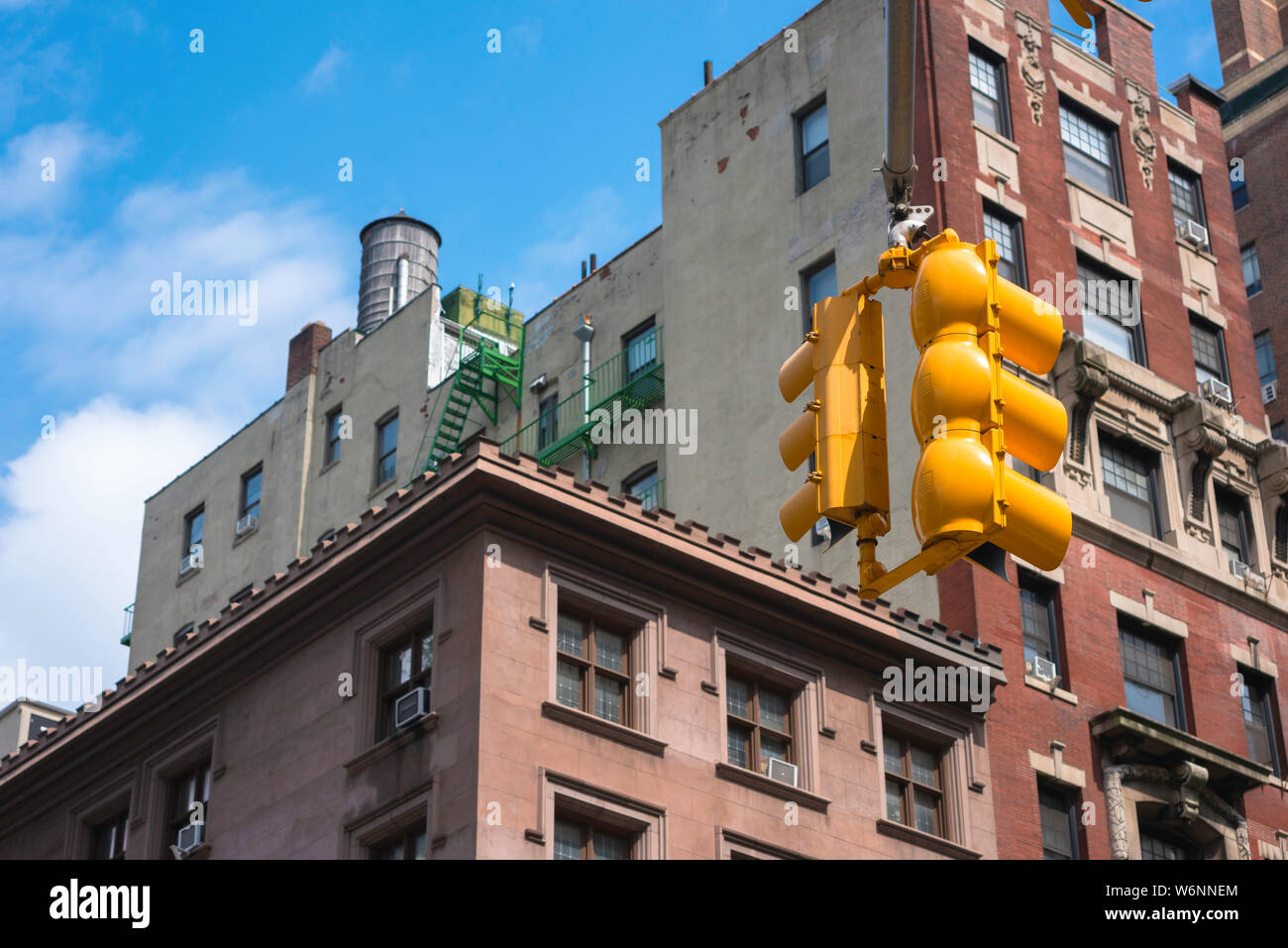 Feu de signalisation New York, vue sur un ensemble de feux suspendus au-dessus de MacDougal Street dans West Village, New York City, États-Unis Banque D'Images