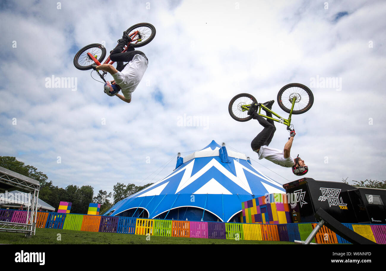 Essais de renommée mondiale cavaliers Danny MacAskill (à gauche) et Duncan Shaw effectuer certaines cascades de leurs prochains débuts Edinburgh Fringe show 'Drop & Roll Live' au bas du moyeu du Cirque dans les prés, Édimbourg. Banque D'Images