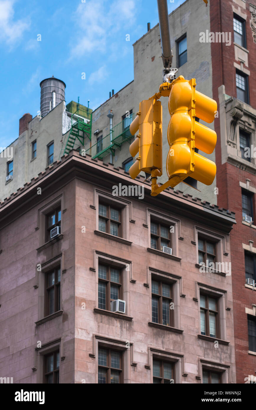 Feu de signalisation New York, vue sur un ensemble de feux suspendus au-dessus de MacDougal Street dans West Village, New York City, États-Unis Banque D'Images
