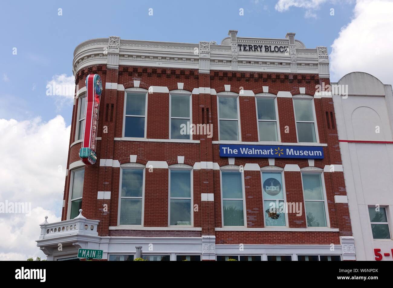 BENTONVILLE, ARKANSAS -28 JUIN 2019- Vue sur le Musée Walmart et original 5&10 store par Sam Walton à Bentonville, Arkansas. Banque D'Images