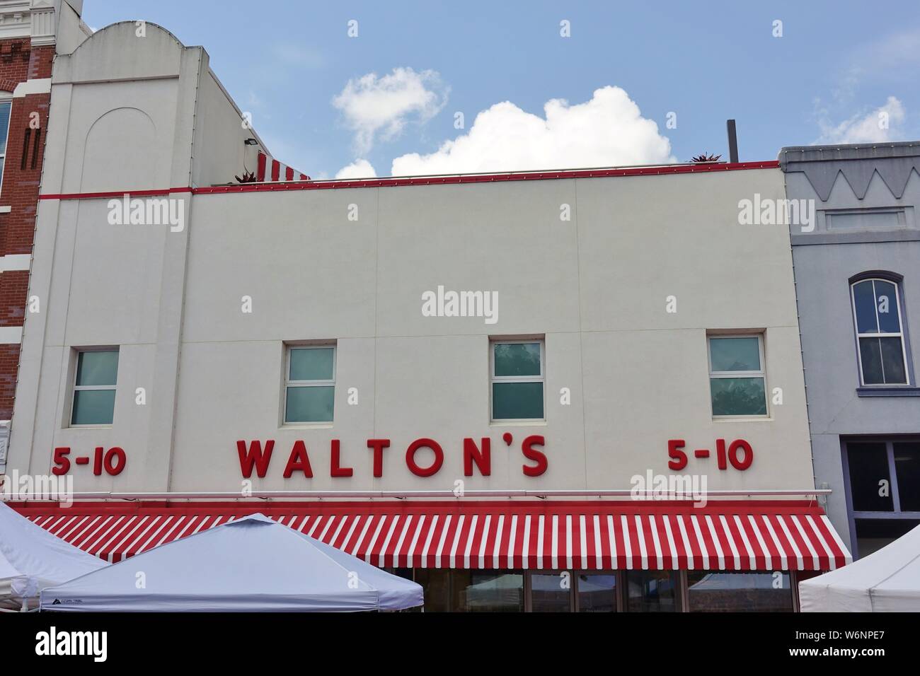 BENTONVILLE, ARKANSAS -28 JUIN 2019- Vue sur le Musée Walmart et original 5&10 store par Sam Walton à Bentonville, Arkansas. Banque D'Images