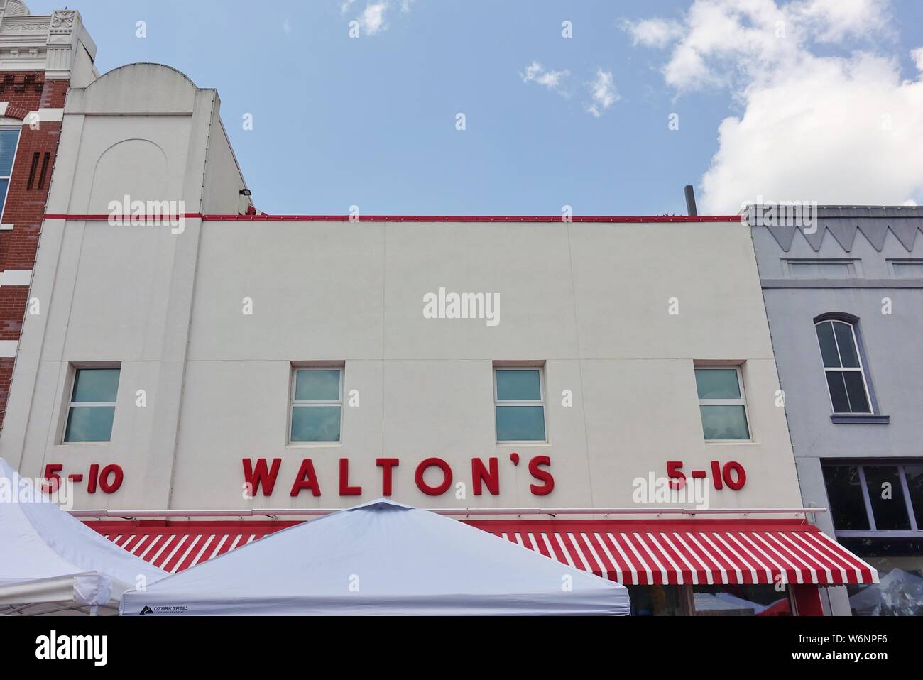 BENTONVILLE, ARKANSAS -28 JUIN 2019- Vue sur le Musée Walmart et original 5&10 store par Sam Walton à Bentonville, Arkansas. Banque D'Images