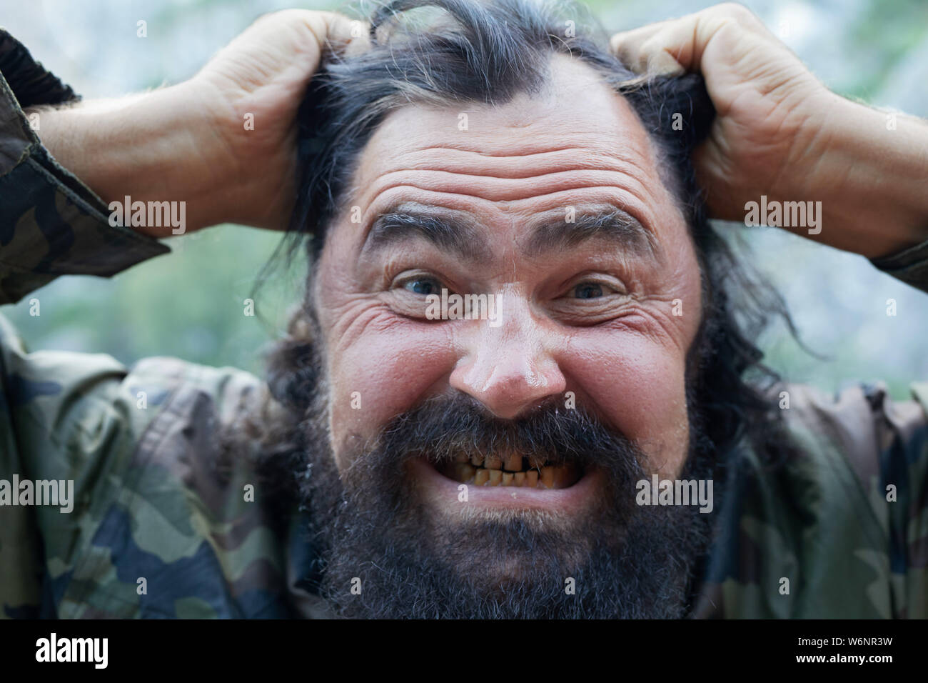 Un homme barbu noir avec un sourire sur son visage, des grognements. Ressemble à un terroriste islamique Banque D'Images