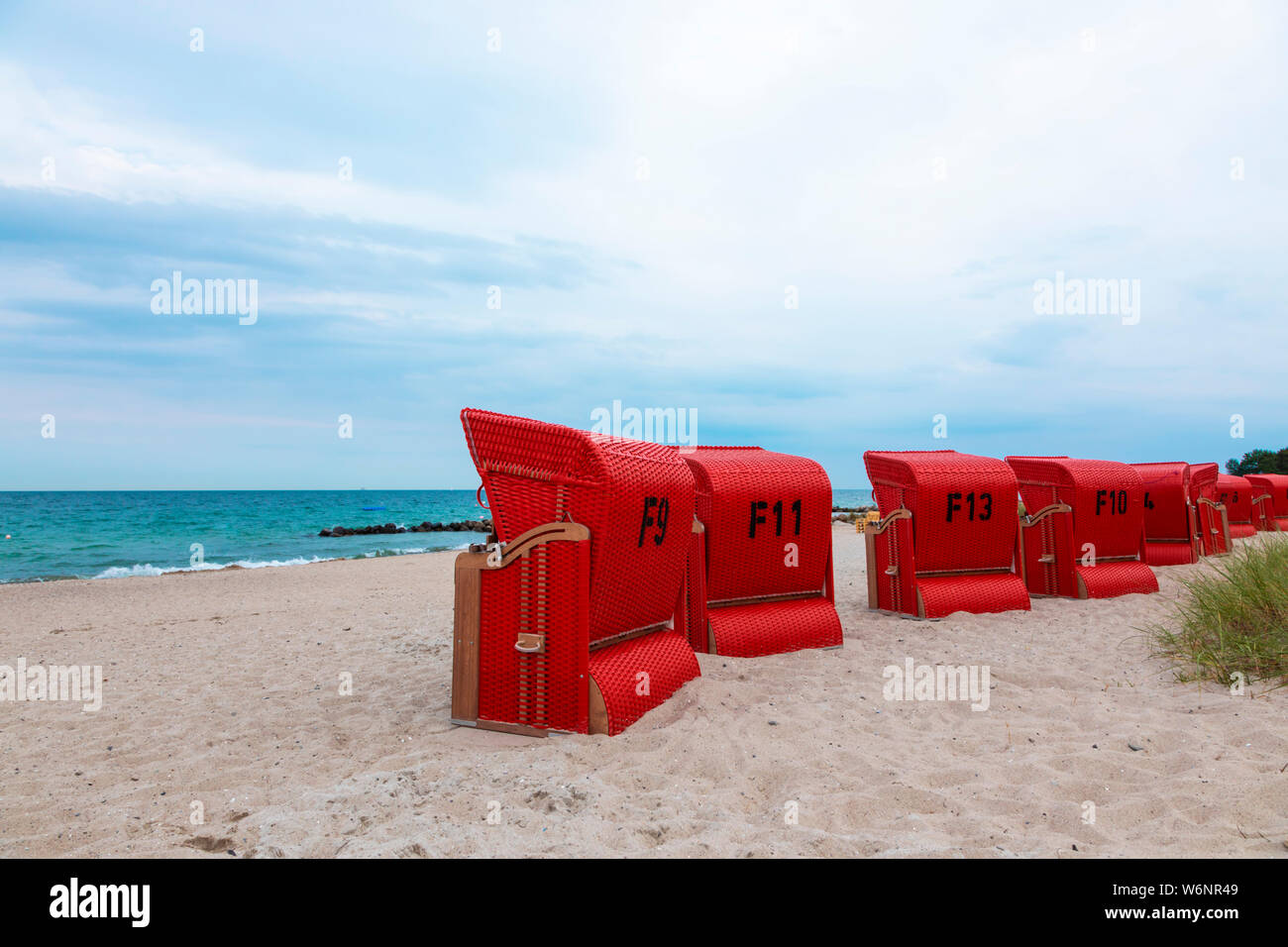 Chaises de plage à capuchon rouge à la côte de la mer Baltique de Waabs, Schleswig-Holstein Banque D'Images