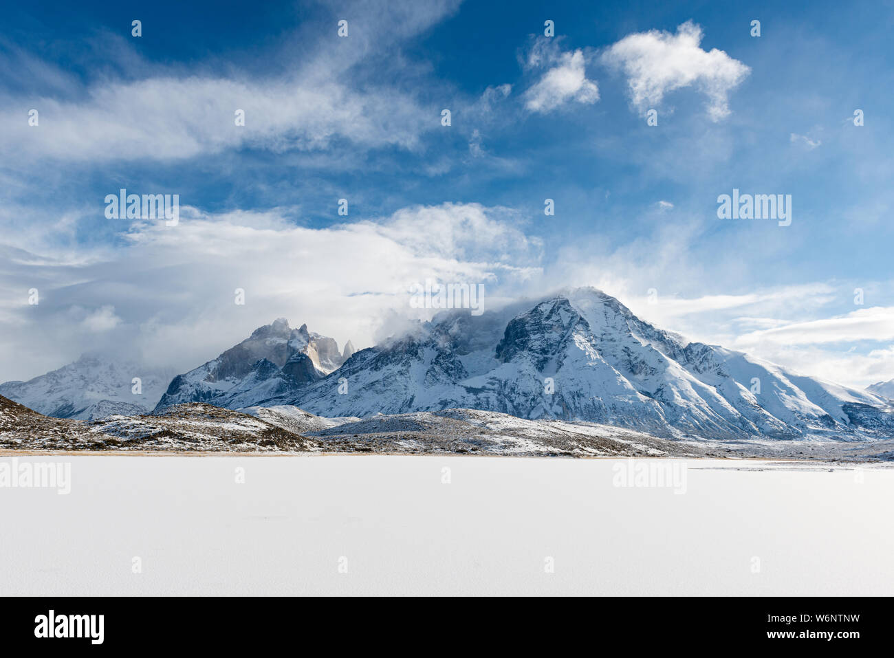 Lac gelé Laguna de los Cisnes dans le Parc National des Torres del Paine, au Chili, au cours de l'hiver Banque D'Images