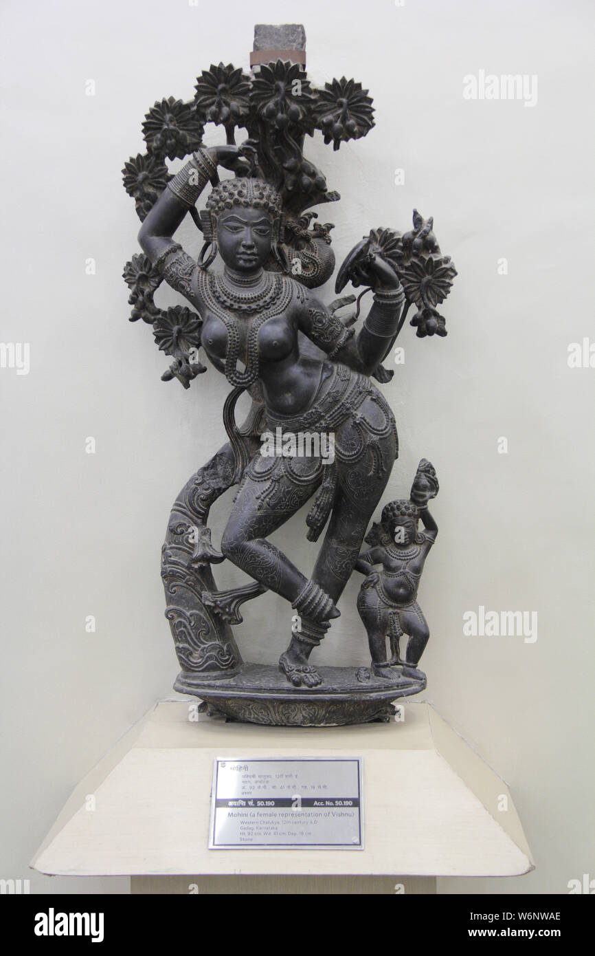 12e siècle statue féminine du seigneur Vishnu (Mohini) dans un musée, le Musée National, Janpath, New Delhi, Inde Banque D'Images