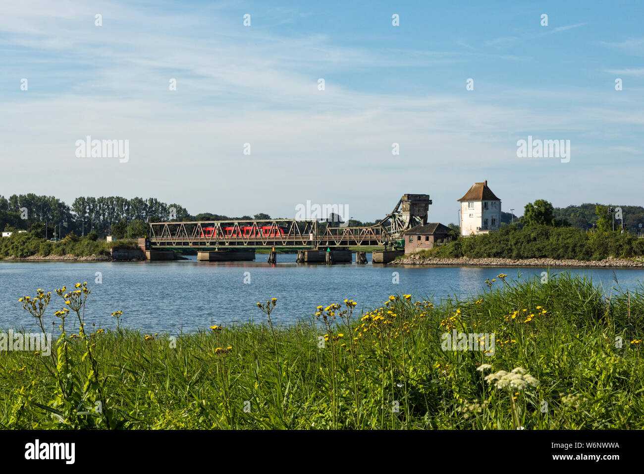Fer combiné route et pont-levis à travers Schlei inlet à Lindaunis, Schleswig-Holstein, Allemagne Banque D'Images