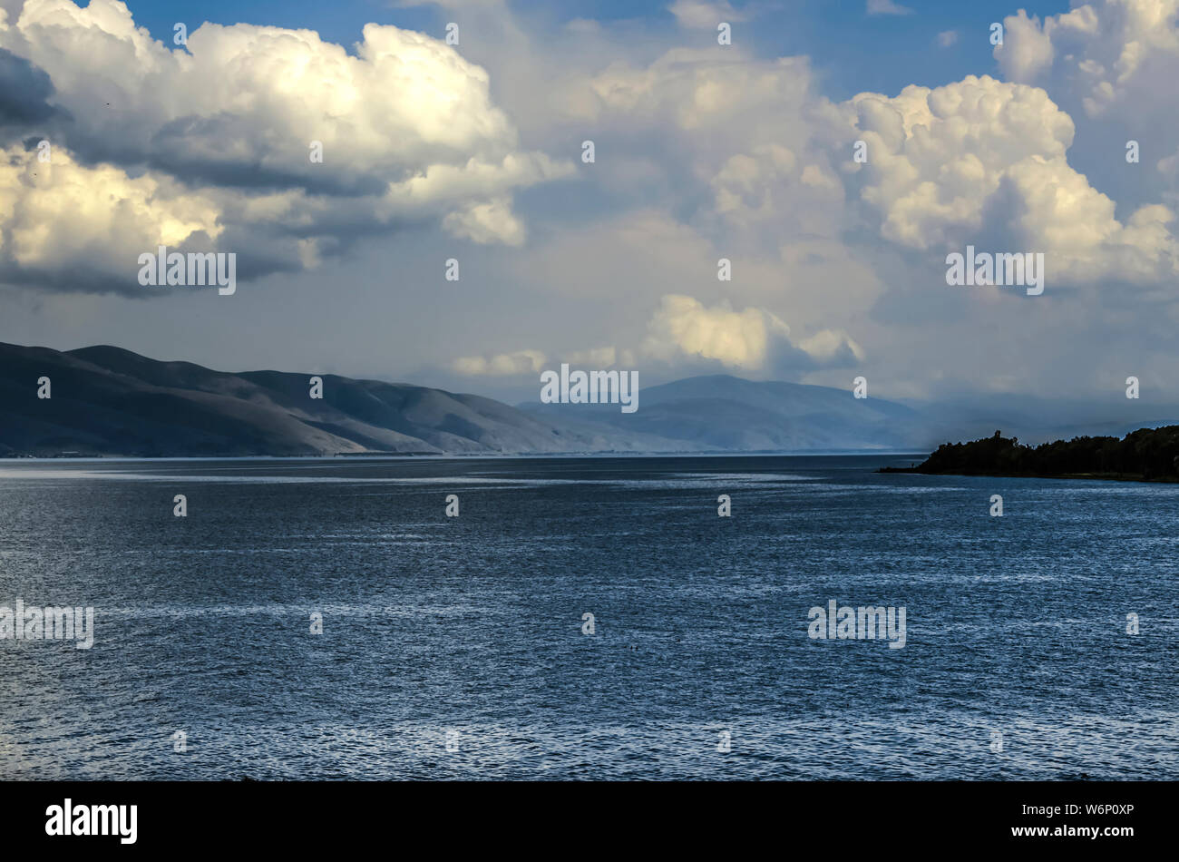 Vue du ciel, par d'énormes nuages venant de la montagne et qui pèsent sur la montagne lac Sevan, situé dans les montagnes de l'Armen Banque D'Images