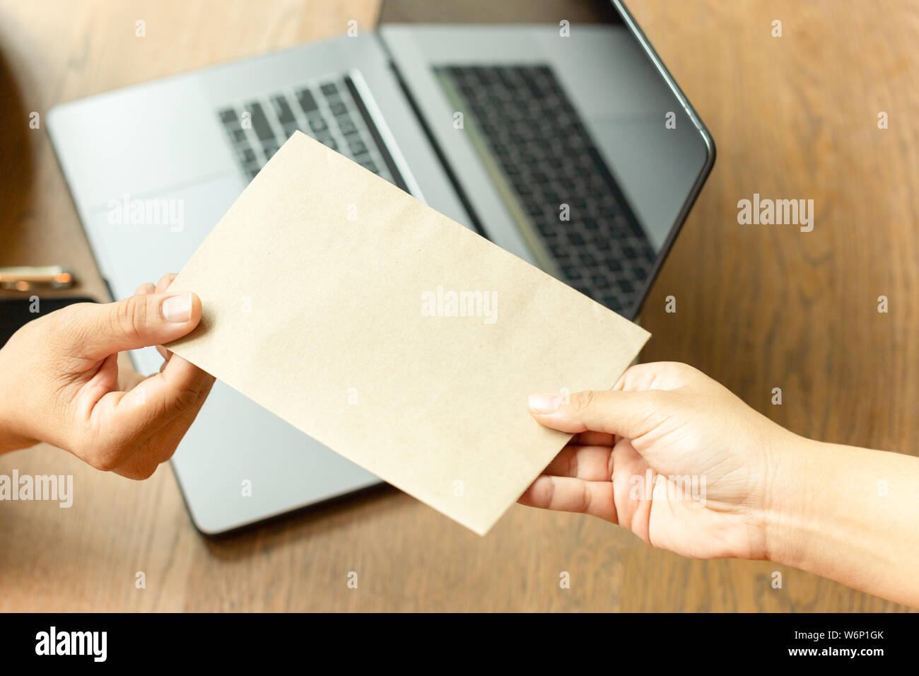 Businessman taking pot-de l'argent dans l'enveloppe marron de partenaire. Banque D'Images