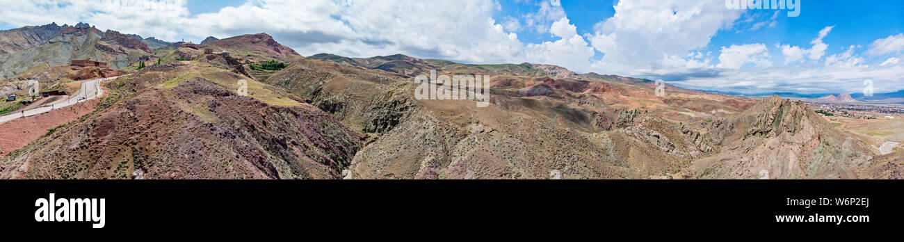 Vue aérienne de chemins de terre sur le plateau autour de Mont Ararat. routes sinueuses entre les pics rocheux. Heights autour du palais d'Ishak Pacha. La Turquie Banque D'Images
