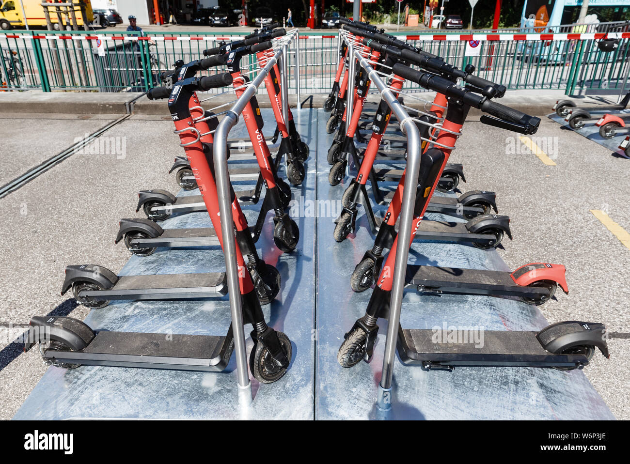 Hambourg, Allemagne. 23 juillet, 2019. E-scooters sont garés à la station de métro de Berne. D'ici la fin de l'année, le Hochbahn, en coopération avec l'Agence suédoise de VOI, fournisseur de mobilité permettra de tester si la pédale électrique les scooters sont adaptés pour le premier mille comme un chargeur à la station de métro. Photo : Markus Scholz/dpa/Alamy Live News Banque D'Images