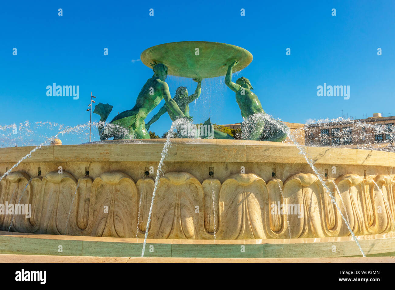 La C l bre Fontaine Du Triton Trois De Bronze Tritons Tenant Une la-c-l-bre-fontaine-du-triton-trois-de-bronze-tritons-tenant-une