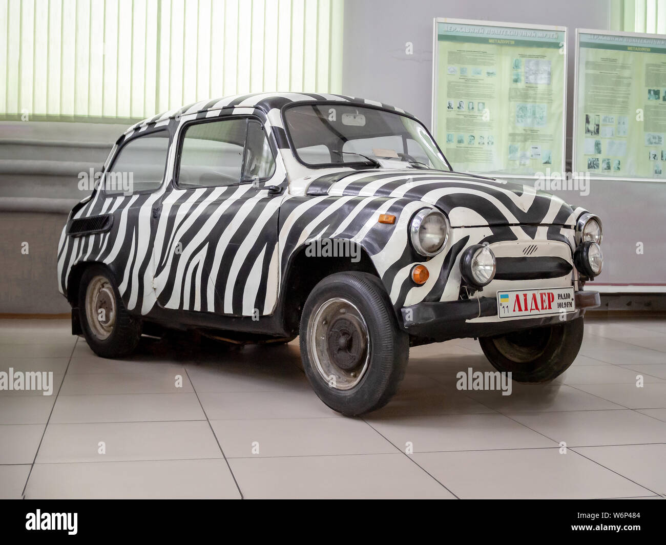 KIEV, UKRAINE - 23 juillet, 2019 : 1962 ZAZ 965 1969 Moskvitch 412 'Zebra' (peinture) dans le Musée à l'École Polytechnique de l'Université technique nationale ukrainienne Banque D'Images