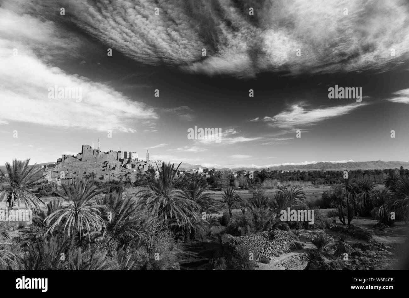 La Kasbah de Tifoultoute se trouve dans la province d'Ouarzazate, à 8 kilomètres à l'ouest de la ville d'Ouarzazate. Il appartenait à la famille de Thami El Glaoui, Pasha Marrakech. Banque D'Images