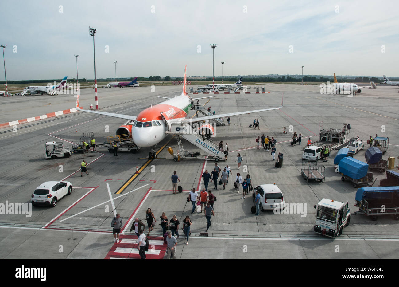 Autour de Budapest - Budapest - l'Aéroport International Liszt Ferenc Flight puisqu'ils viennent d'arriver, avec les passagers et les bagages d'être déchargé. Banque D'Images