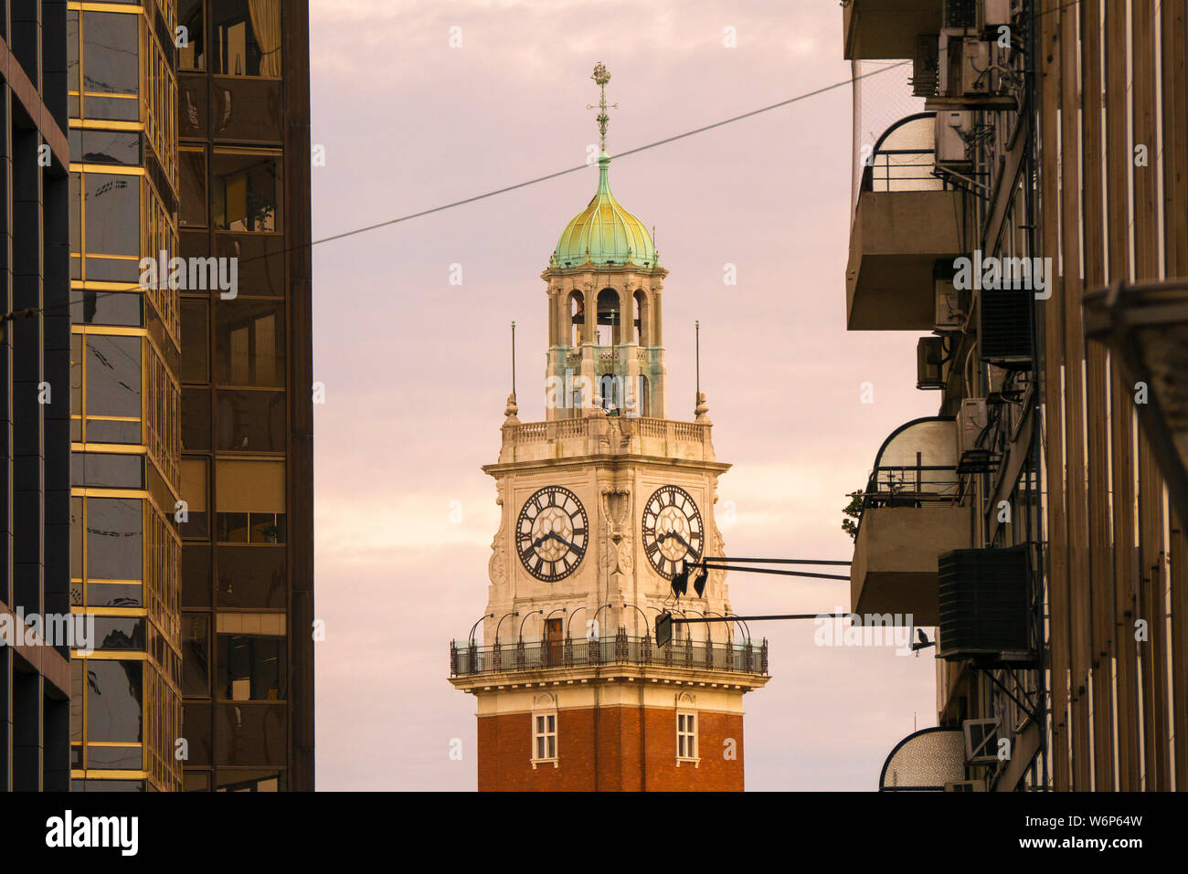 Tour monumentale également connu sous le nom de la tour de l'anglais dans le quartier de Retiro, ville de Buenos Aires, Argentine. Banque D'Images