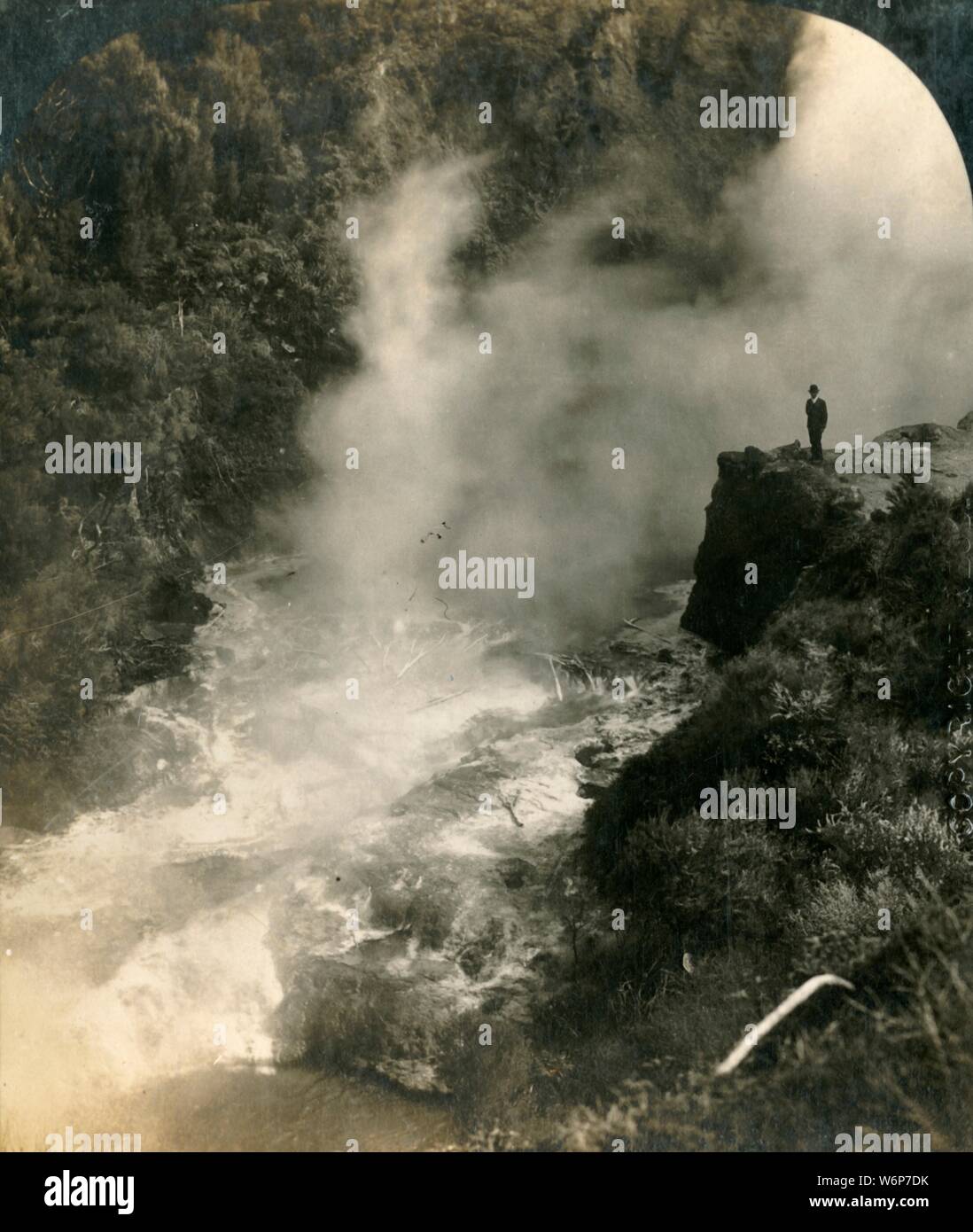 "Champagne chaudron, Wairakei, Nouvelle Zélande', c1909. Fonction 'So géothermique nommé en raison de l'exquise de l'éclat d'un contenu d'ébullition", dans une zone de geysers naturels et des piscines de boue bouillante. L'un d'un ensemble d'stereocard vues par George Rose, en boîte comme "des études par le stéréoscope", pour s'afficher sur un stéréoscope Sun Sculpture faite par Underwood &AMP ; Underwood. [La Société Stéréophotogramme Rose, Melbourne, Sydney, Wellington &AMP ; Londres, c1909] Banque D'Images