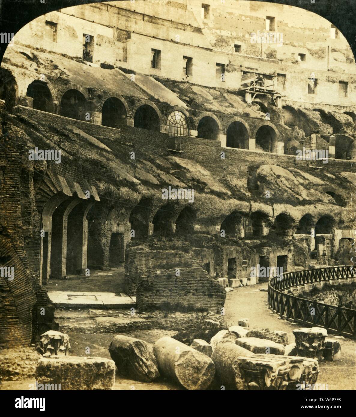 'L'intérieur du Colisée, Rome, Italie', c1909. "Montrer les murs latéraux et la piste qui ont entouré l'arena'. L'un d'un ensemble d'stereocard vues par George Rose, en boîte comme "des études par le stéréoscope", pour s'afficher sur un stéréoscope Sun Sculpture faite par Underwood &AMP ; Underwood. [La Société Stéréophotogramme Rose, Melbourne, Sydney, Wellington &AMP ; Londres, c1909] Banque D'Images