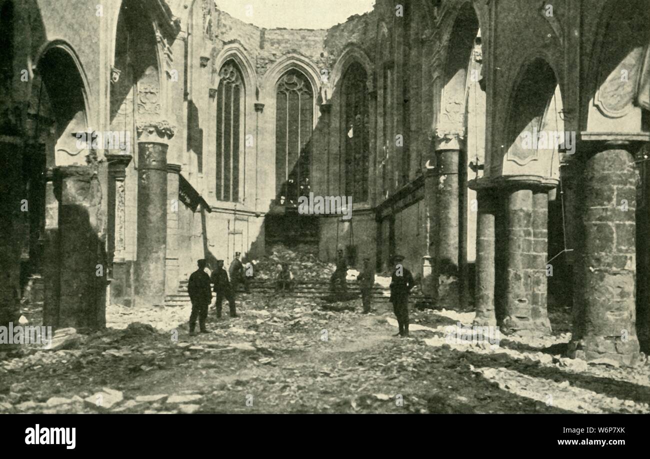 L'église en ruine à vis&# xe9 ; en Belgique, 1914-1918, (c1920). "Le premier acte de la pièce : les ruines de l'Église à vis&# xe9 ;, où la première Allemande envahit la Belgique". Les dommages après les forces allemandes ont attaqué la ville de Vis&# xe9 ;, au début de la Première Guerre mondiale. "De la Grande Guerre - une histoire" Volume I, édité par Frank UN Mumby. [Le Gresham Publishing Company Ltd, London, c1920] Banque D'Images