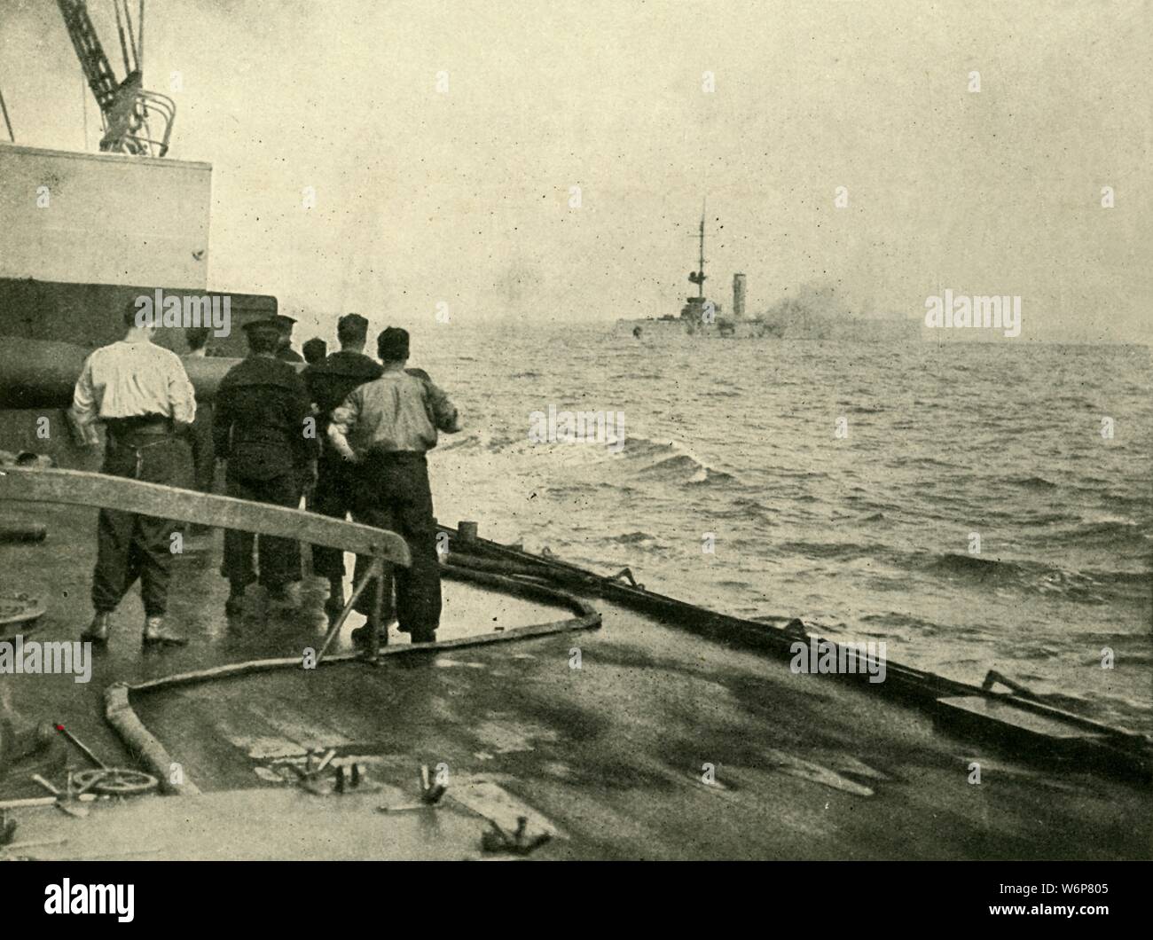 Le naufrage du croiseur allemand 'Mainz', 28 août 1914, (c1920). 'Une  photographie instantanée prise à bord d'un des navires britanniques au  cours de l'engagement naval au large de l'île d'Heligoland'. Les marins