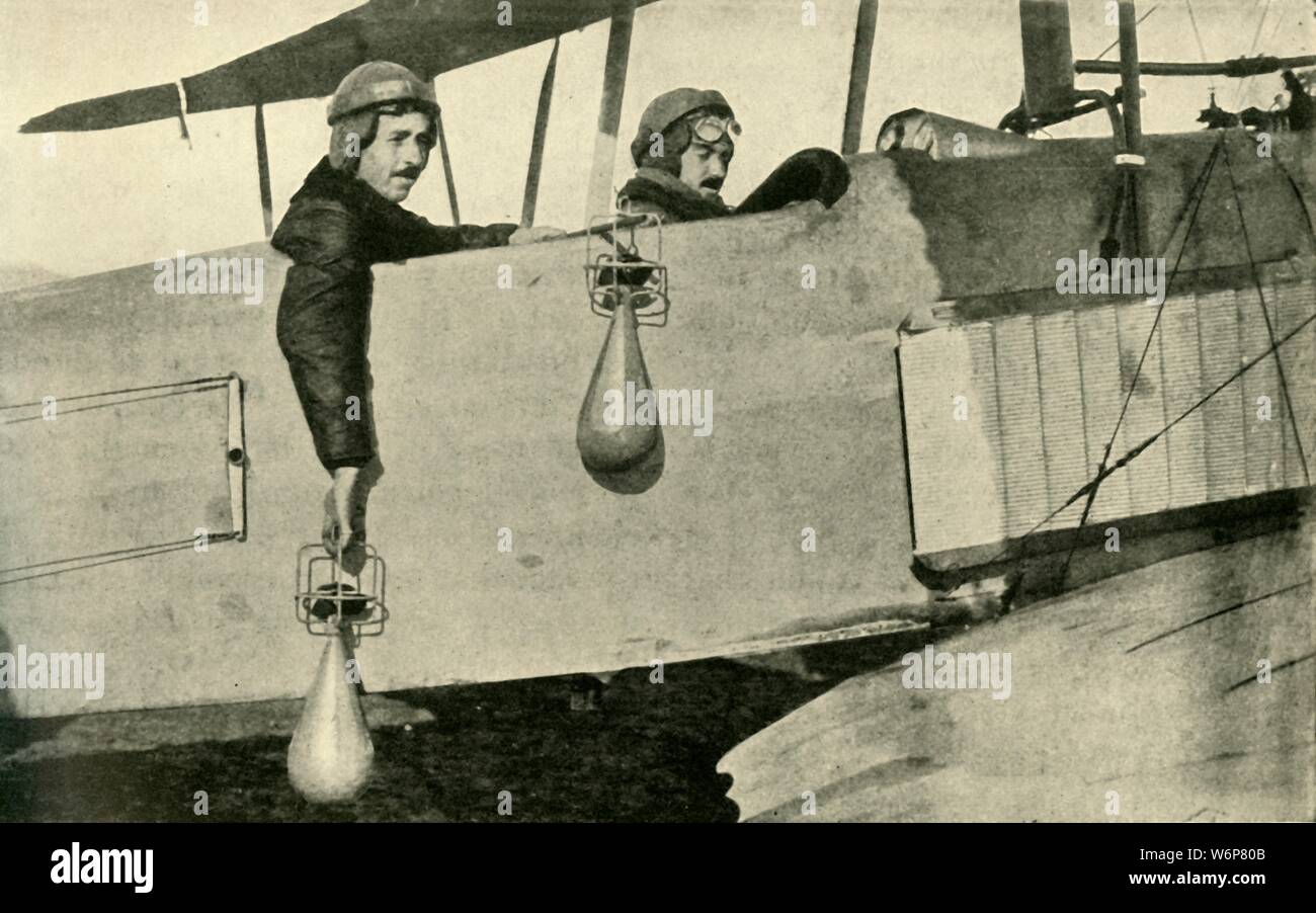 Les droppers "bombe", 1914-1918, (c1920). "Un puissant moteur, le poids à bord d'un biplan, du type utilisé dans la chute des bombes. Le pilote est dans sa conduite-siège à l'arc, tandis que le lanceur de bombes est vu derrière lui, avec un missile prêt à libérer, et un deuxième accroché sur le côté de la machine.' Méthode de bombes au cours de la Première Guerre mondiale. "De la Grande Guerre - une histoire" Volume I, édité par Frank UN Mumby. [Le Gresham Publishing Company Ltd, London, c1920] Banque D'Images