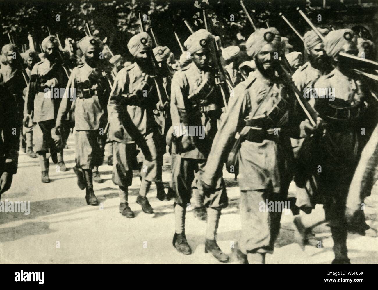 Des soldats indiens en France, Première Guerre mondiale, 1914, c1920). Un régiment Sikh sur la mars. Plus d'un million de soldats indiens dans l'armée indienne britannique (du Raj) se sont battus dans l', Méditerranée et Moyen-Orient théâtres de guerre. Au moins 74 187 soldats indiens morts, avec 67 000 blessés. "De la Grande Guerre - une histoire" Volume I, édité par Frank UN Mumby. [Le Gresham Publishing Company Ltd, London, c1920] Banque D'Images