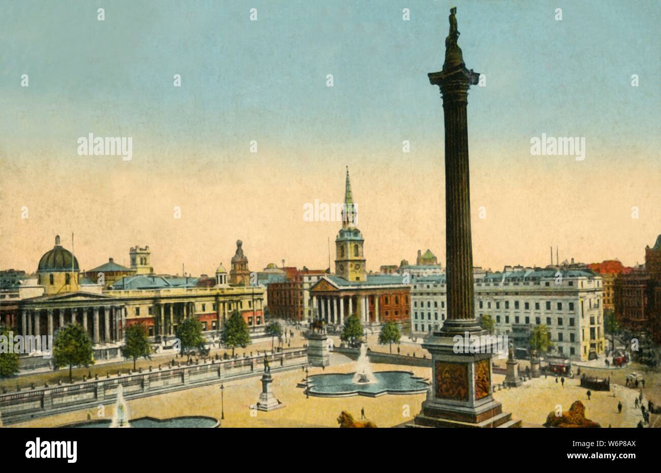 La National Gallery et la Colonne de Nelson, Trafalgar Square, Londres, c1910. La Galerie nationale, créé en 1824, abrite une importante collection d'art. La colonne Nelson a été conçu par William Railton pour commémorer la victoire de l'amiral Horatio Nelson lors de la bataille de Trafalgar en 1805. La statue de Nelson (10 Downing Street) a été érigée sur la colonne en 1843. Dans le centre est l'église de St Martin dans les champs. Carte postale. Banque D'Images