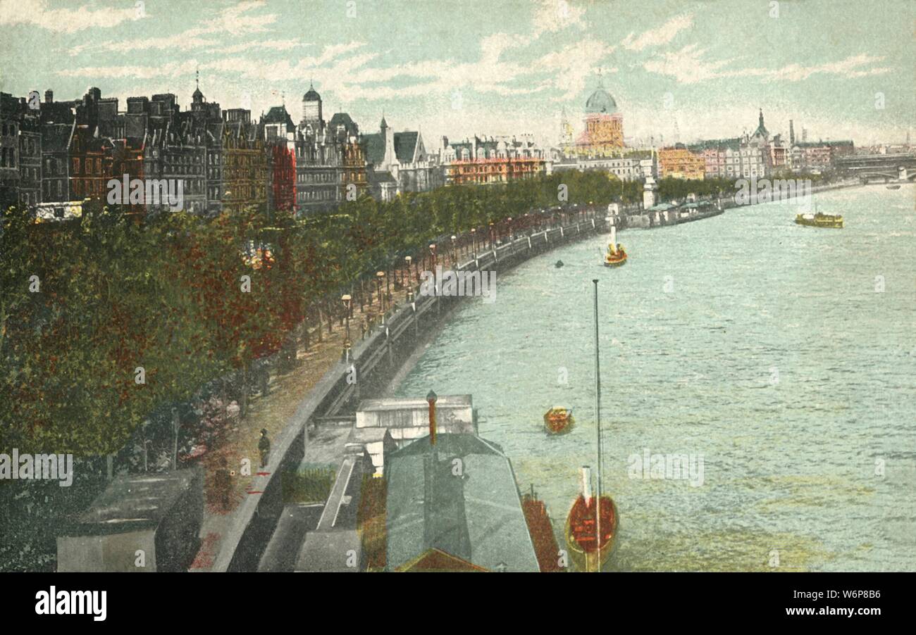 La Thames Embankment, London, c1915. Le remblai a été conçu par l'ingénieur civil Joseph Bazalgette pour accueillir son nouveau système d'égout et de fournir une voie le long de la Tamise. Carte postale. Banque D'Images