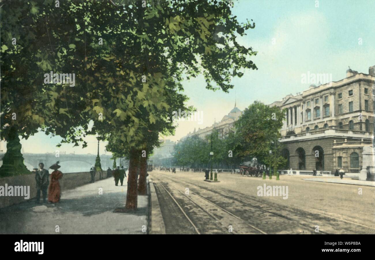 La Thames Embankment et Somerset House, Londres, c1915. D'abord construit pour Lord Protecteur Somerset de Somerset House, 1547-1550 a été le premier palais de la Renaissance en Angleterre. Il a été reconstruit de façon substantielle aux dessins et modèles par Sir William Chambers à la fin du xviiie siècle, époque à laquelle la Tamise coulait jusqu'à la façade du palais. Somerset House était la maison de nombreuses sociétés royales au xviiie et xixe siècles. À partir de 1836-1973 il a abrité les bureaux de l'enregistrement des naissances, décès et mariages. Le remblai a été conçu par l'ingénieur civil Joseph Bazalgette pour accueillir son nouvel égout sys Banque D'Images