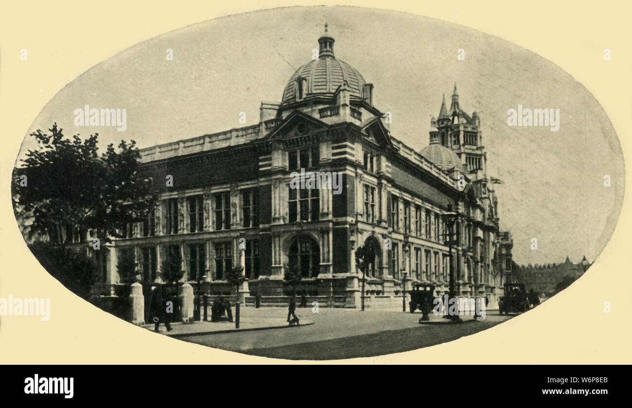 Le Victoria and Albert Museum, Londres, 1914. Le V&amp;un à South Kensington a été fondée en 1852 et nommée d'après la reine Victoria et le Prince Albert. Sa collection permanente de plus de 2 millions d'objets comprend de la céramique, verre, textiles, costumes, argent, ferronnerie, bijoux, meubles, sculptures, estampes, dessins et photographies. Carte postale. Banque D'Images