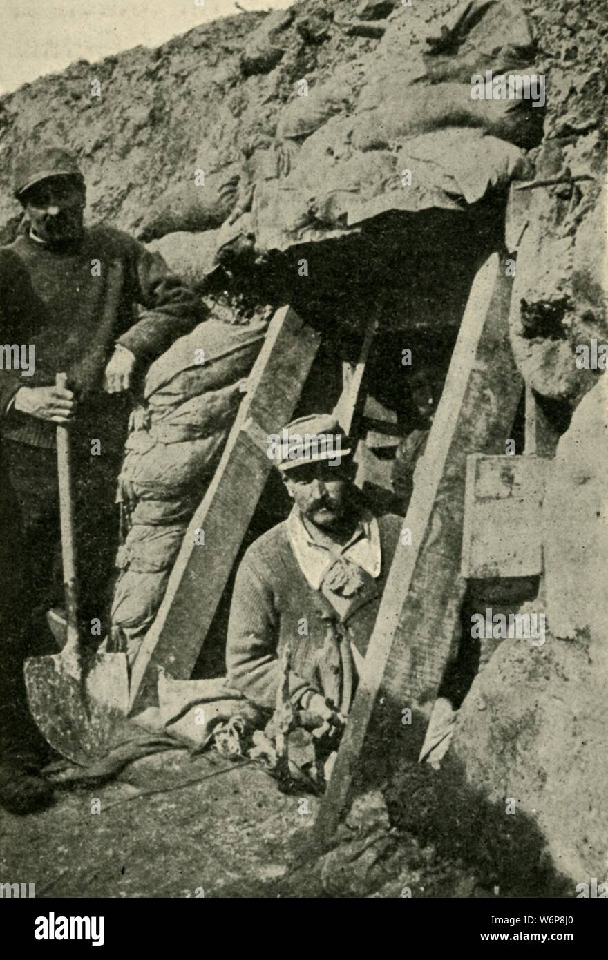 'Entrée d'une sève le long du front français', Première Guerre mondiale, 1915, c1920). 'La mine a explosé par la suite dans cette sève a tué un grand nombre d'Allemands". Un 'sap' était une tranchée couverte, creusé par des 'reapparait', souvent mineurs civils expérimentés. Ces explosifs étaient remplis de tranchées et d'explosion, suivi d'une attaque surprise sur les survivants de la position détruit. "De la Grande Guerre - une histoire" Volume III, édité par Frank UN Mumby. [Le Gresham Publishing Company Ltd, London, c1920] Banque D'Images