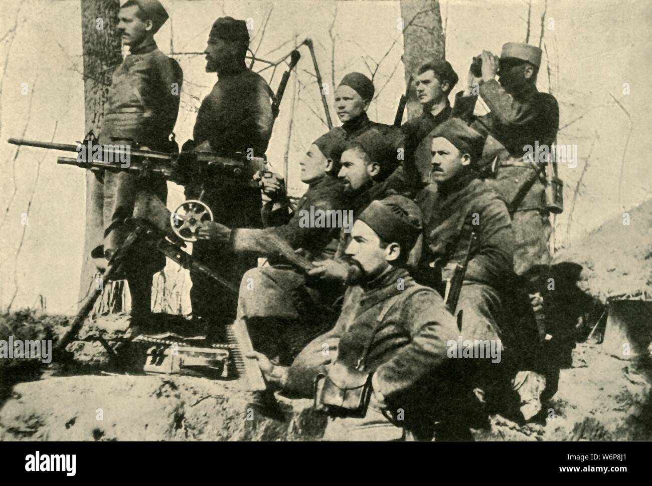 La section de mitrailleuses de Zouaves, Première Guerre mondiale, 1915, c1920). 'Avec les troupes coloniales françaises à l'avant'. "De la Grande Guerre - une histoire" Volume III, édité par Frank UN Mumby. [Le Gresham Publishing Company Ltd, London, c1920] Banque D'Images