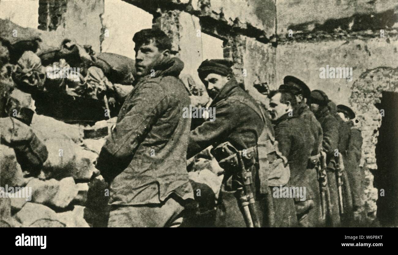 Soldats alliés en Flandre, Première Guerre mondiale, 1915, c1920). " Prêt pour les Allemands : maintenez l'une des maisons fortifiées le long de la façade. "De la Grande Guerre - une histoire" Volume III, édité par Frank UN Mumby. [Le Gresham Publishing Company Ltd, London, c1920] Banque D'Images