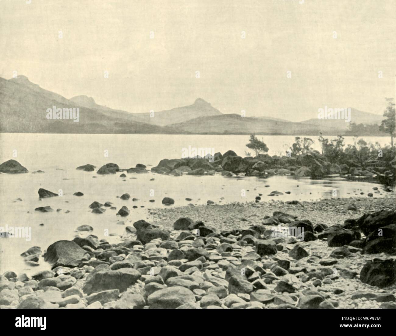 'Au Lac Sainte-Claire', 1901. Un lac naturel d'eau douce situé dans les hautes terres du centre de la Tasmanie. Le premier explorateur européen à voir le lac était arpenteur William Sharland en 1832, avec George Frankland menant une expédition de trois ans plus tard. À partir de "l'Australie fédérée". [La société Werner, Londres, 1901] Banque D'Images