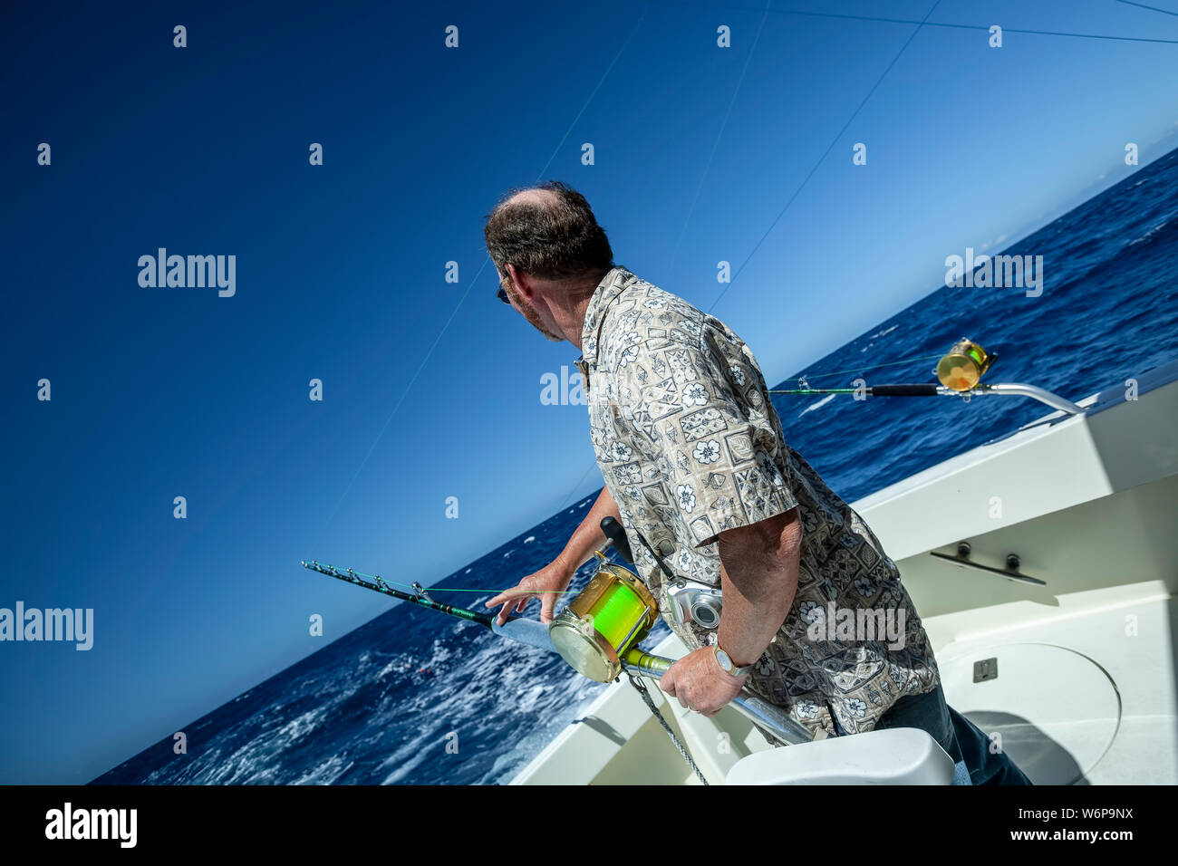L'homme pêche en haute mer au large de la côte de San Juan, Puerto Rico Banque D'Images