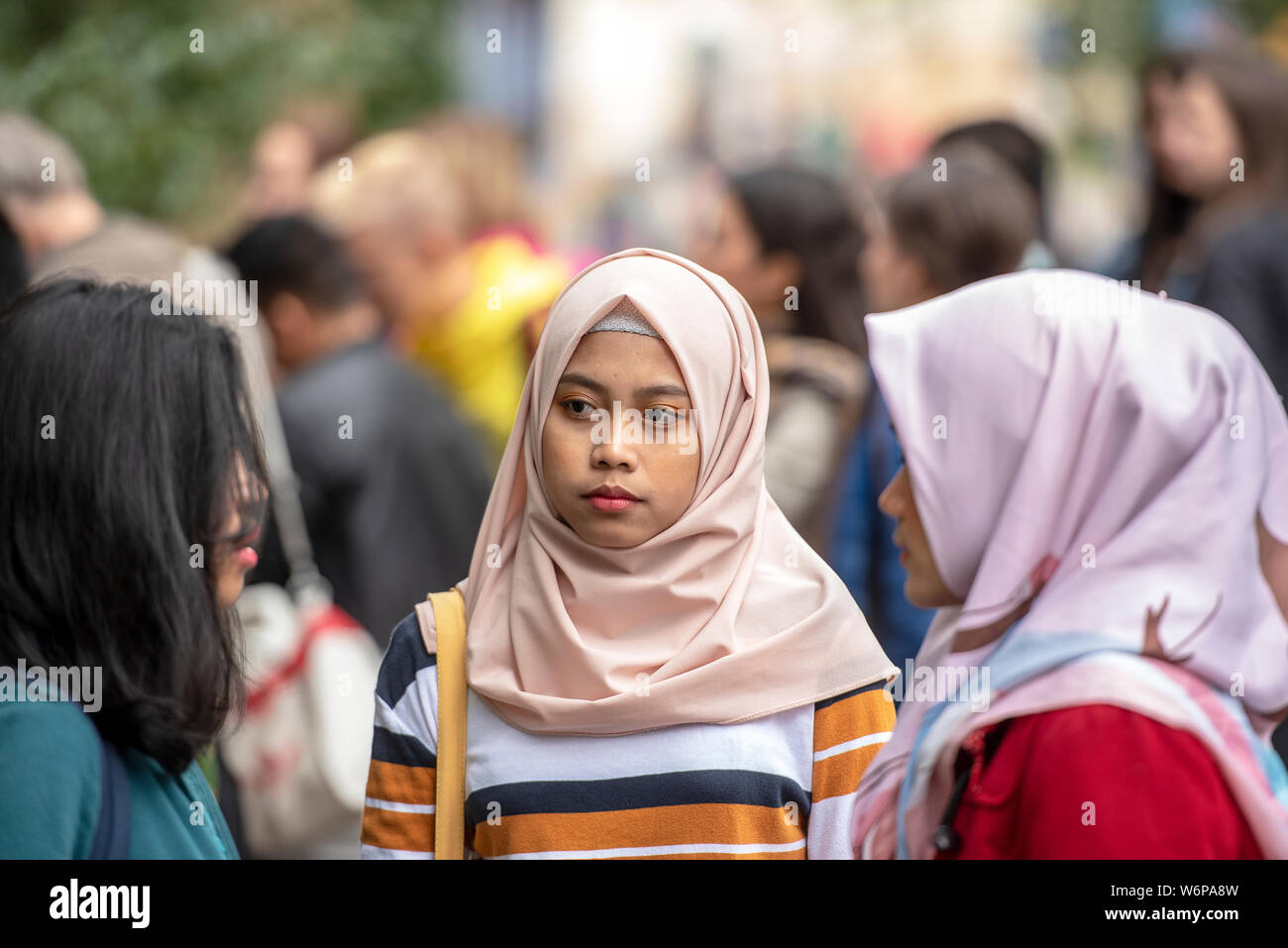 Moscou - 19 AOÛT 02 : trois jeunes filles indonésiennes aux élèves de s'exprimer sur quelque chose au public un parc de la ville de Moscou le 02 août. 2019 en Russie Banque D'Images