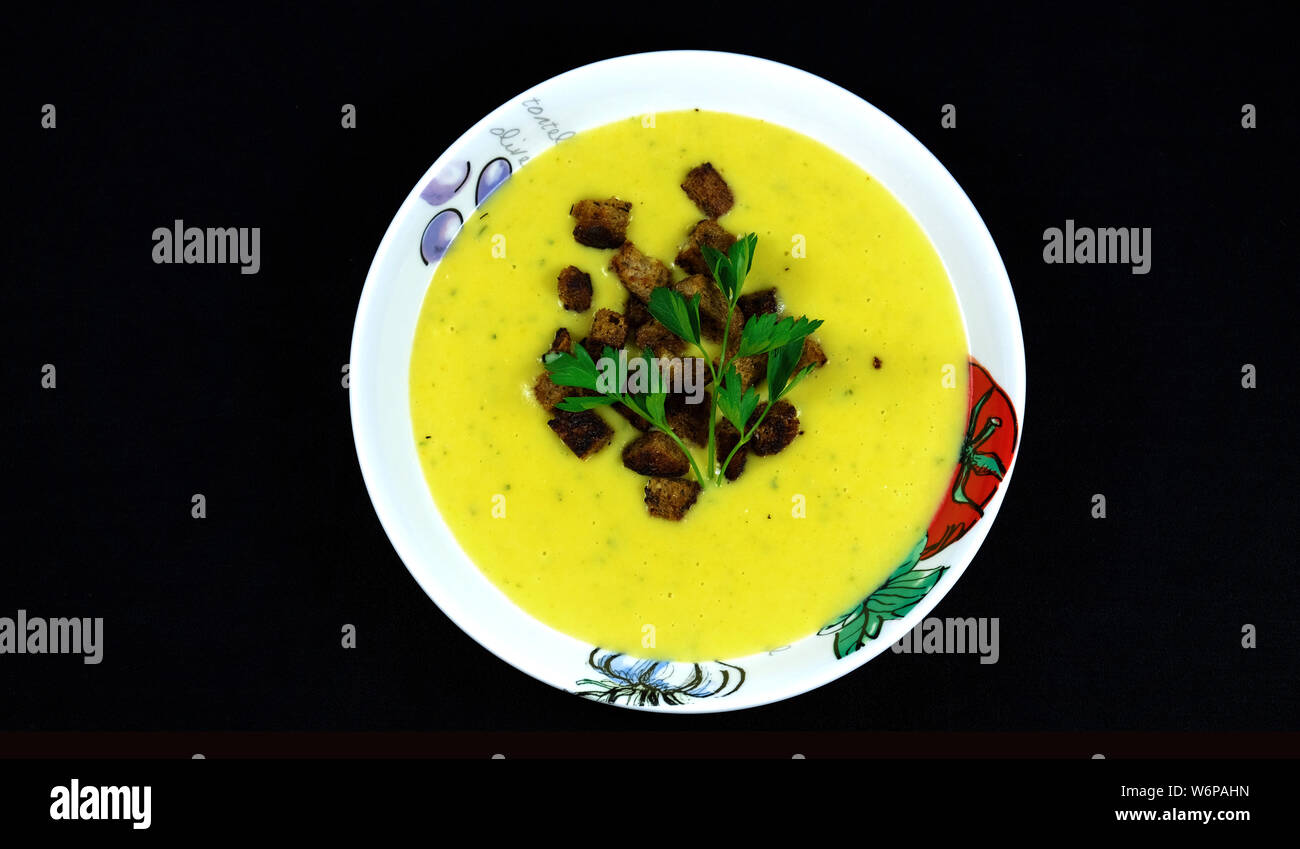 Délicieuse soupe de pommes de terre sur les légumes contexte Banque D'Images