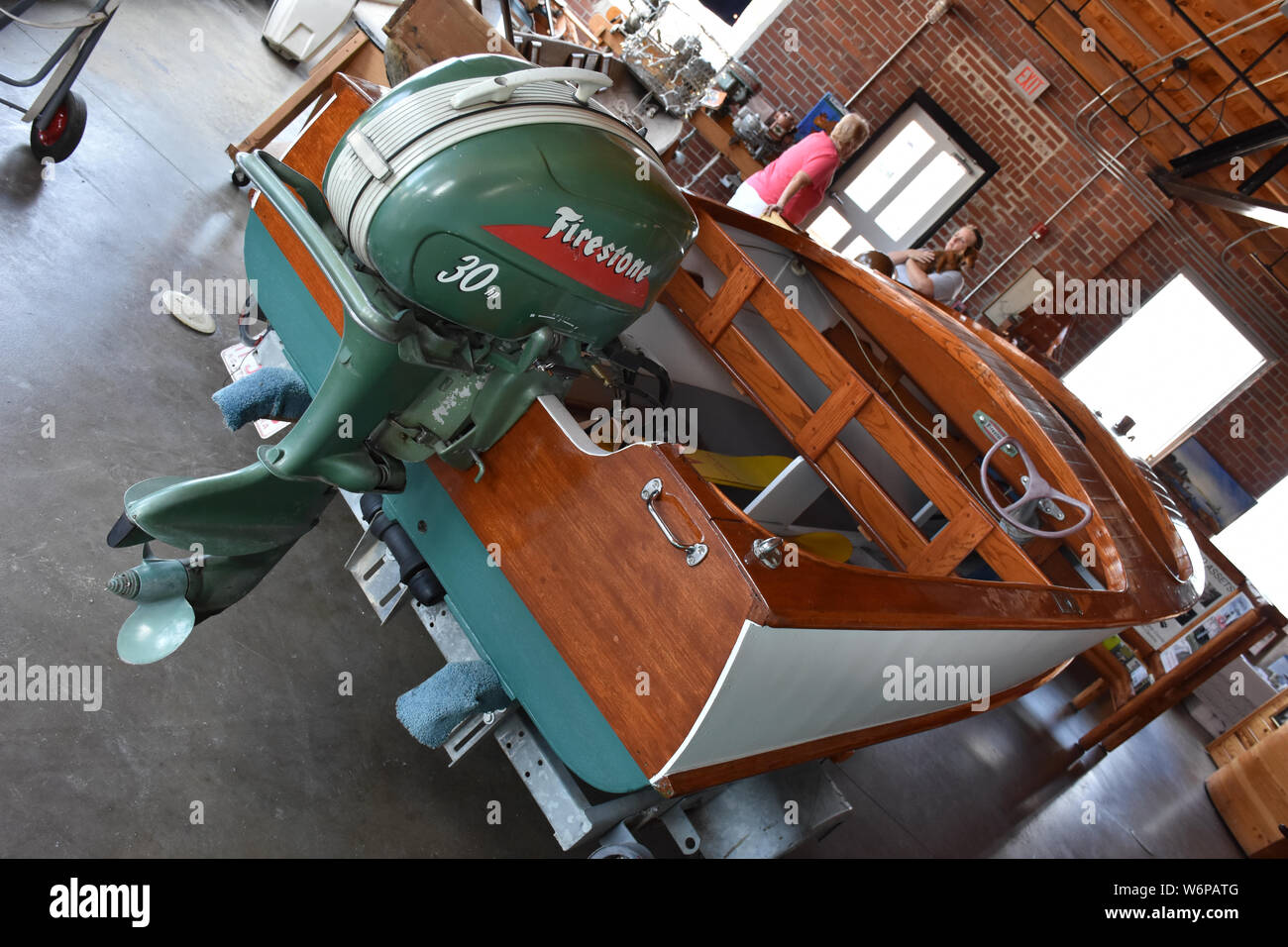 Un ancien bateau en bois avec un moteur hors-bord de Firestone dans un musée à Plymouth, Caroline du Nord USA. Banque D'Images