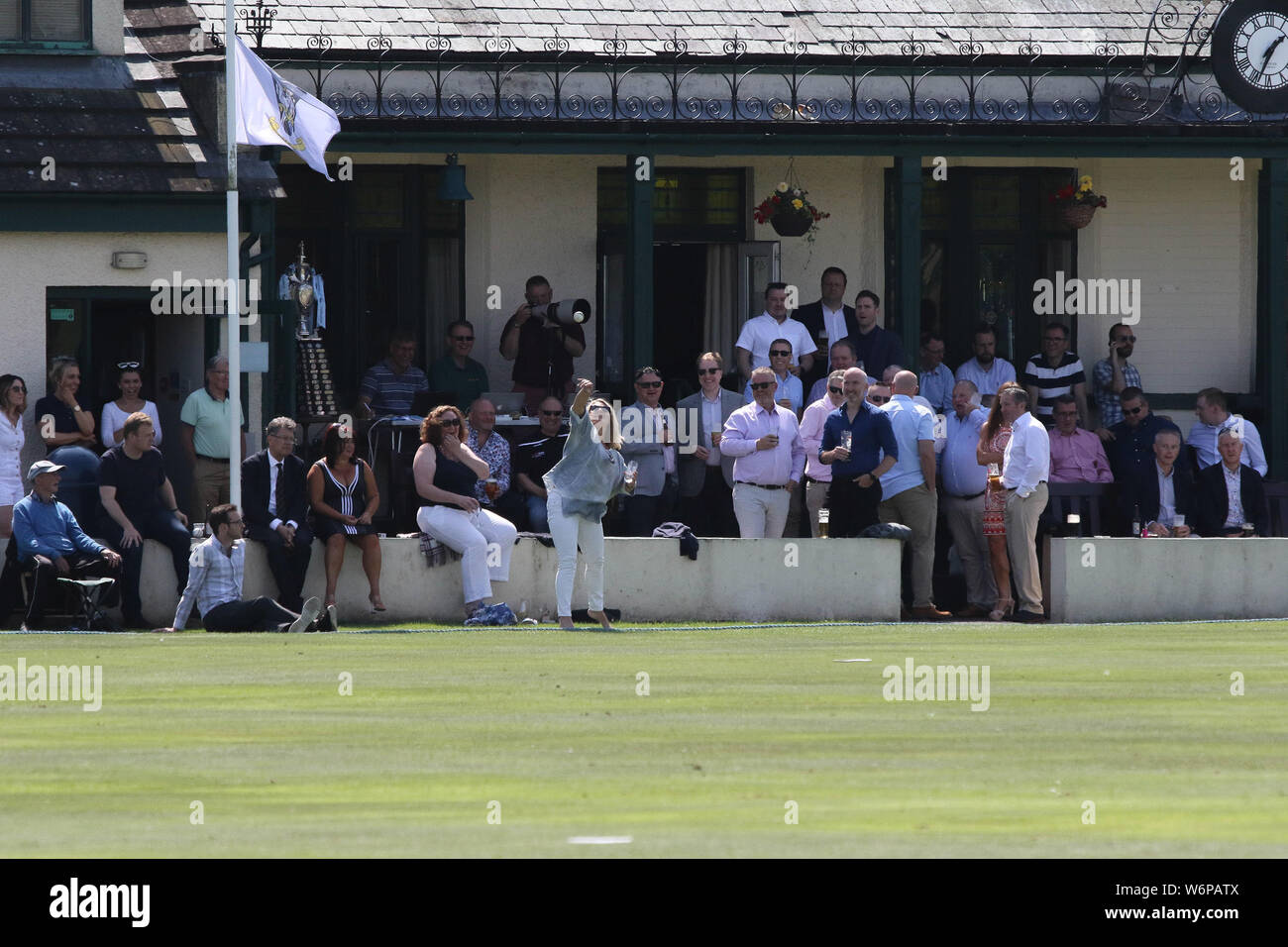 Le Livre vert, Comber, comté de Down, Irlande du Nord. 09Th Aug 2019. Le Gallagher Challenge Cup Final - CIYMS v Instonians. Un peu d'aide d'un spectateur sur la bordure. Crédit : David Hunter/Alamy Live News. Banque D'Images