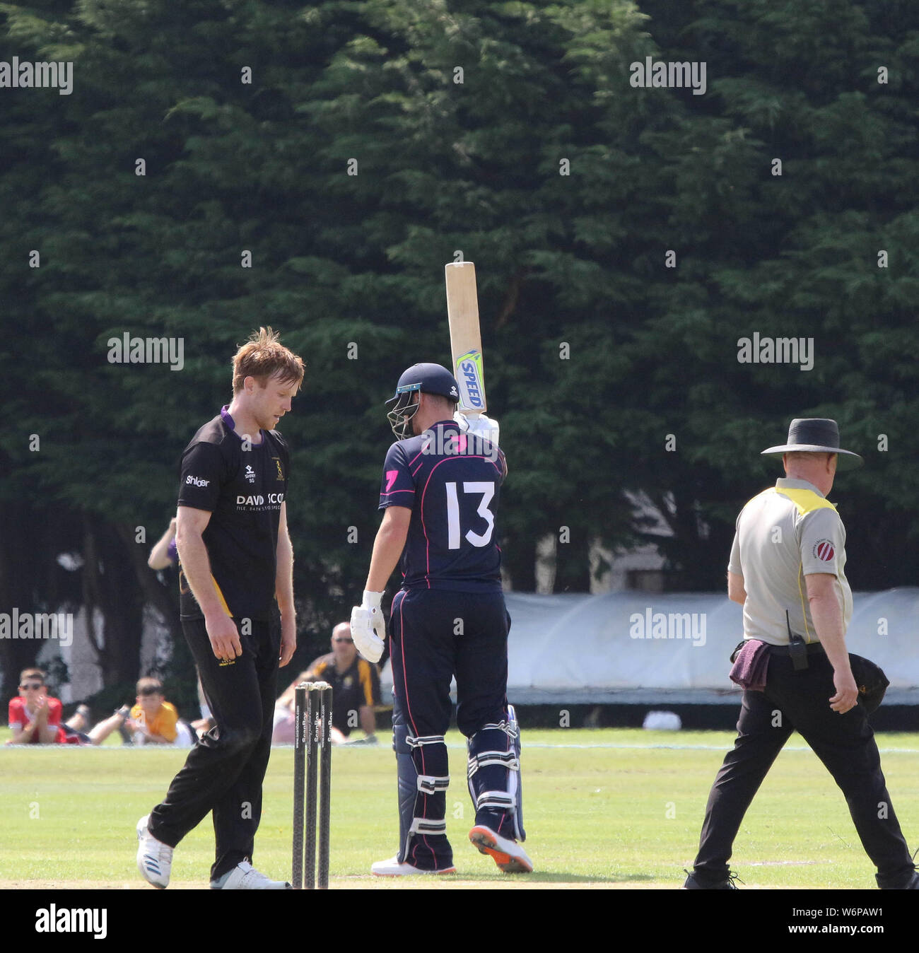 Le Livre vert, Comber, comté de Down, Irlande du Nord. 09Th Aug 2019. Le Gallagher Challenge Cup Final - CIYMS v Instonians. Mark Adair batteur Mark Adair reconnaît la foule en arrivant à cinquante. Crédit : David Hunter/Alamy Live News. Banque D'Images