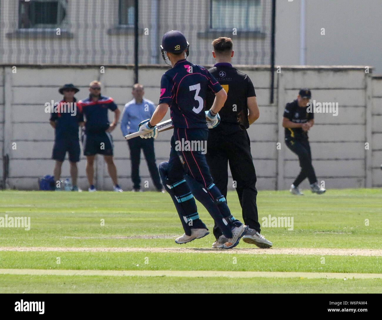 Le Livre vert, Comber, comté de Down, Irlande du Nord. 09Th Aug 2019. Le Gallagher Challenge Cup Final - CIYMS v Instonians. Ryan Hunter caought profondément sur la frontière par Matthew Humphreys. Crédit : David Hunter/Alamy Live News. Banque D'Images