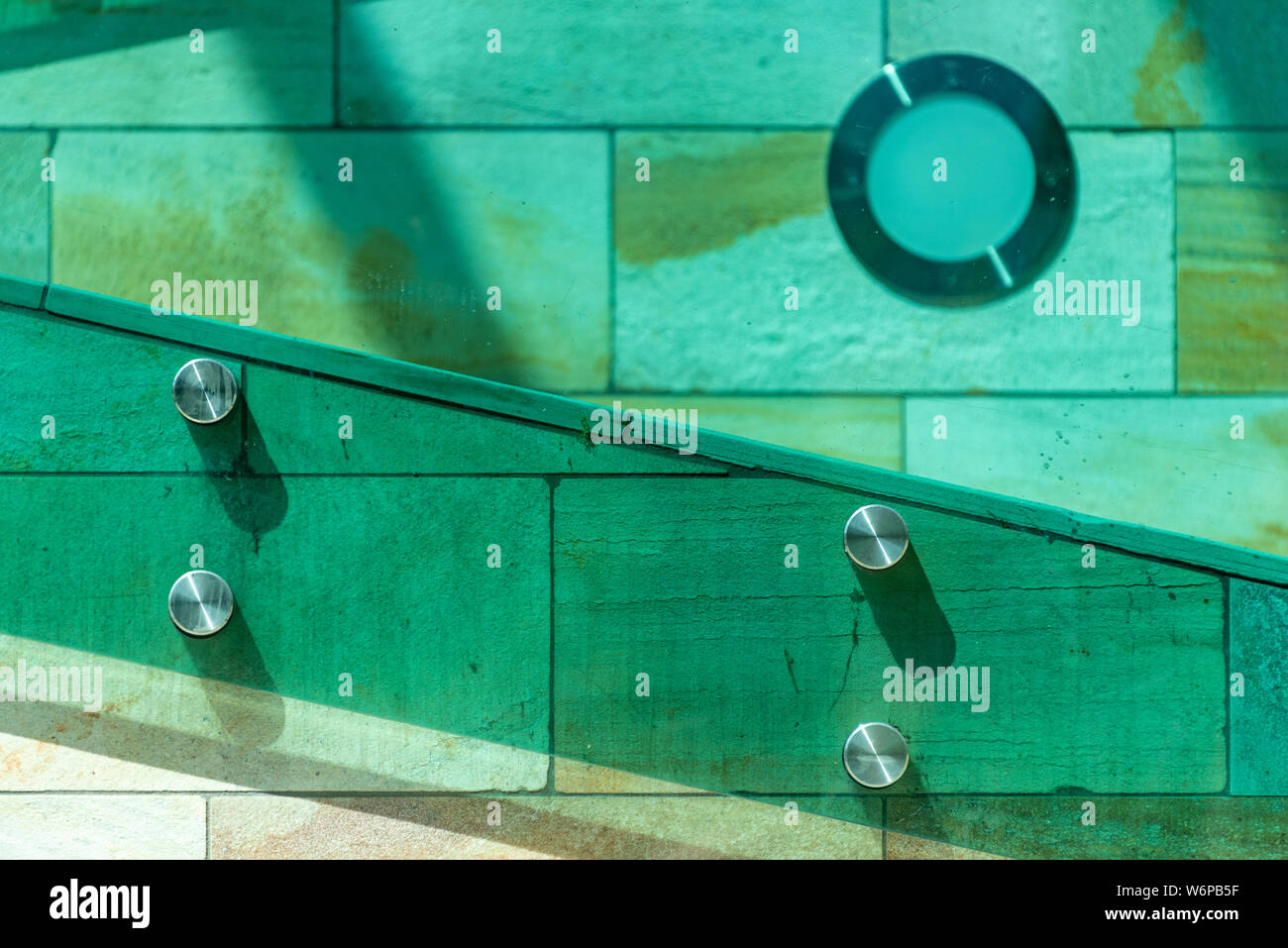 Les détails de l'architecture moderne. Escaliers en vert, orange et jaune, en pierre, verre et métal. Banque D'Images