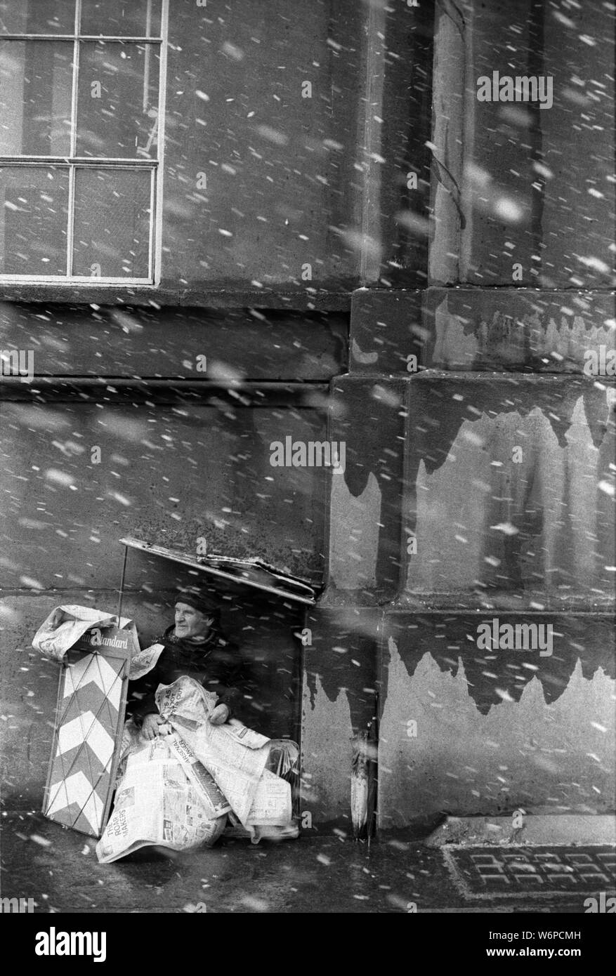 Journal London Evening Standard 1970 vendeur de rue de l'abri couvert de neige jusqu'à des journaux. Stamford Street SE1 Angleterre 70s Uk HOMER SYKES Banque D'Images