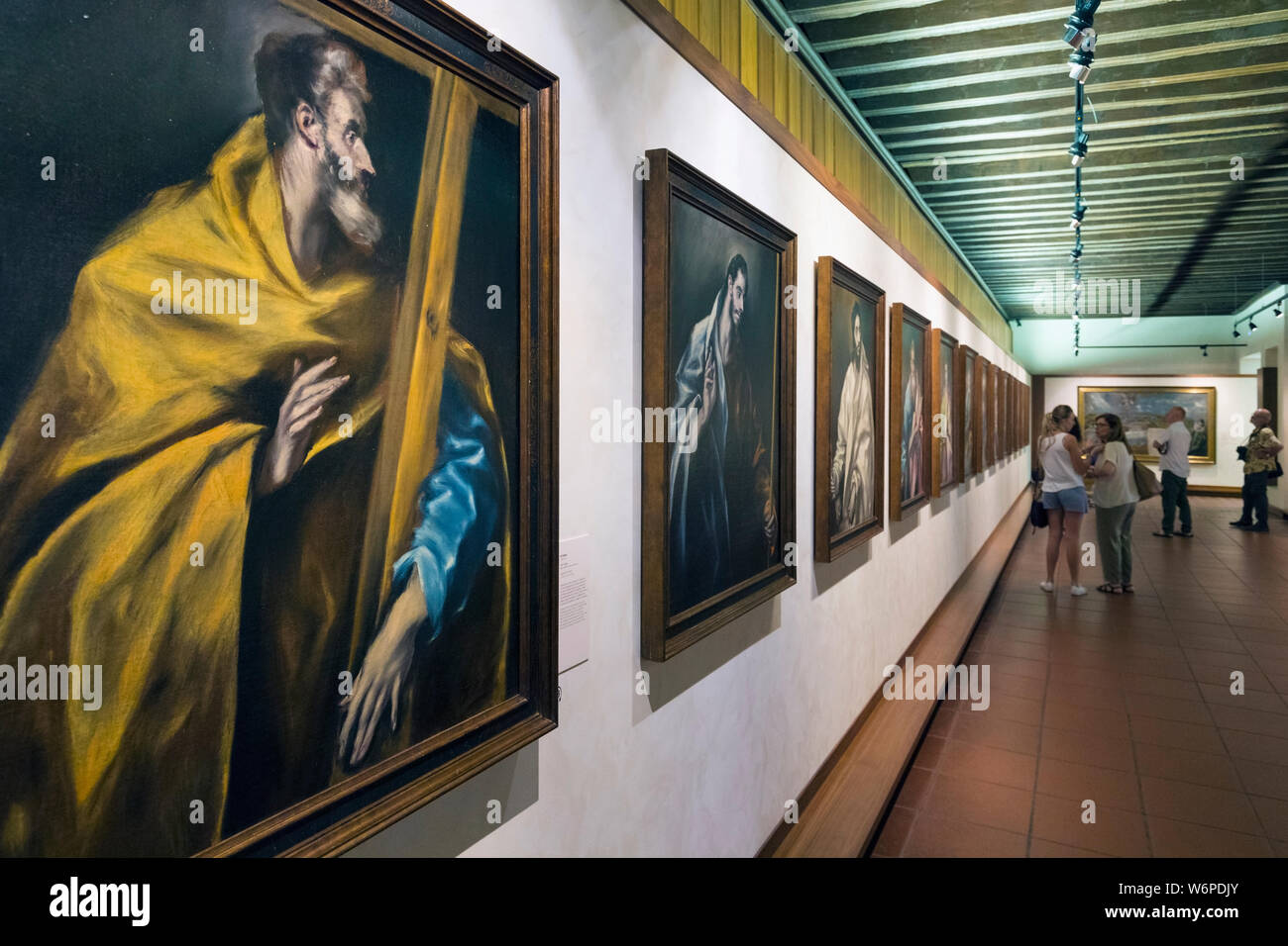 Les visiteurs de la galerie exposant le groupe de 13 images connu sous le nom d'El Apostolado, l'apostolat, par El Greco, dans le musée El Greco, ou Museo d Banque D'Images