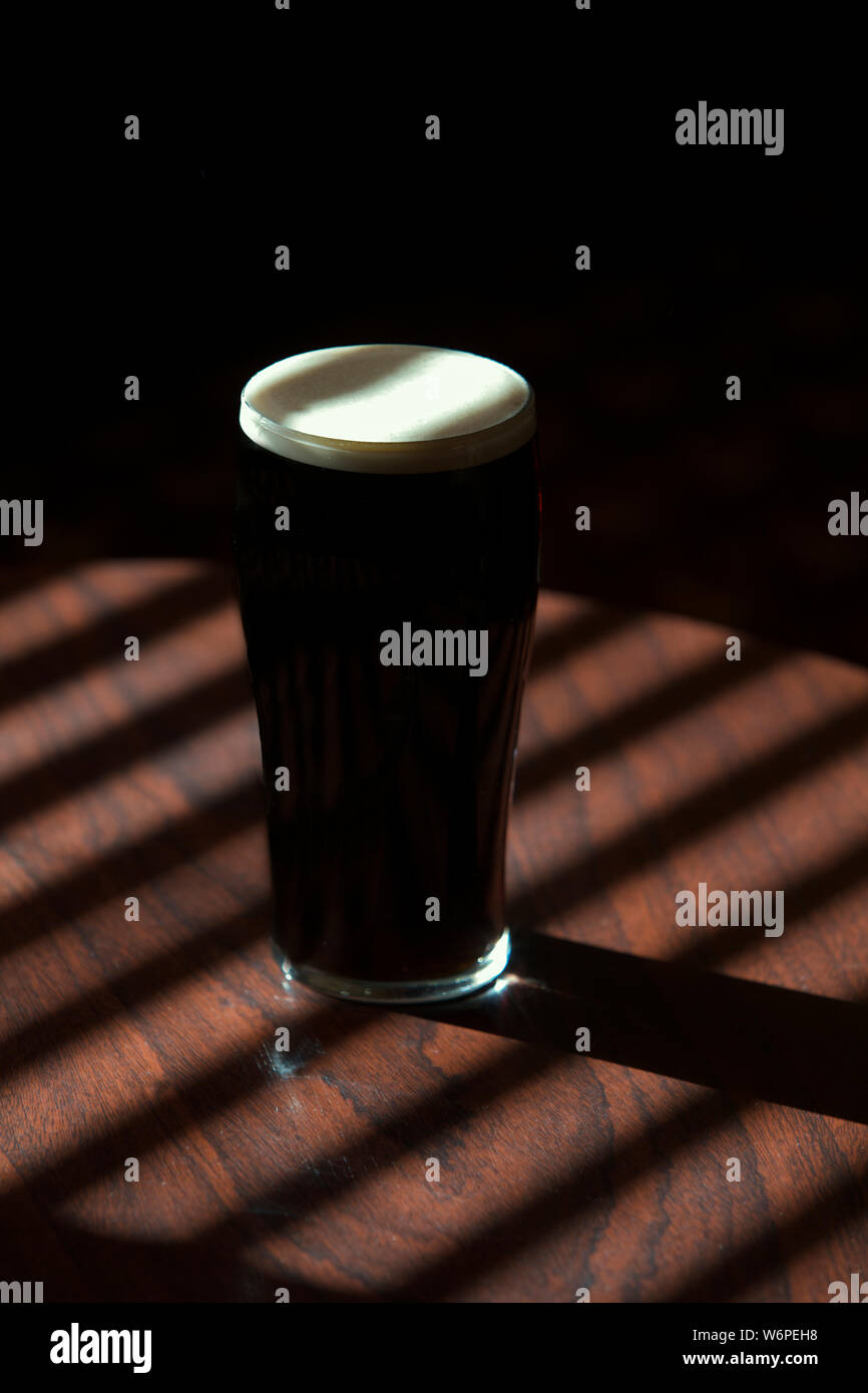 Pinte de Guinness sur table bar / pub Banque D'Images