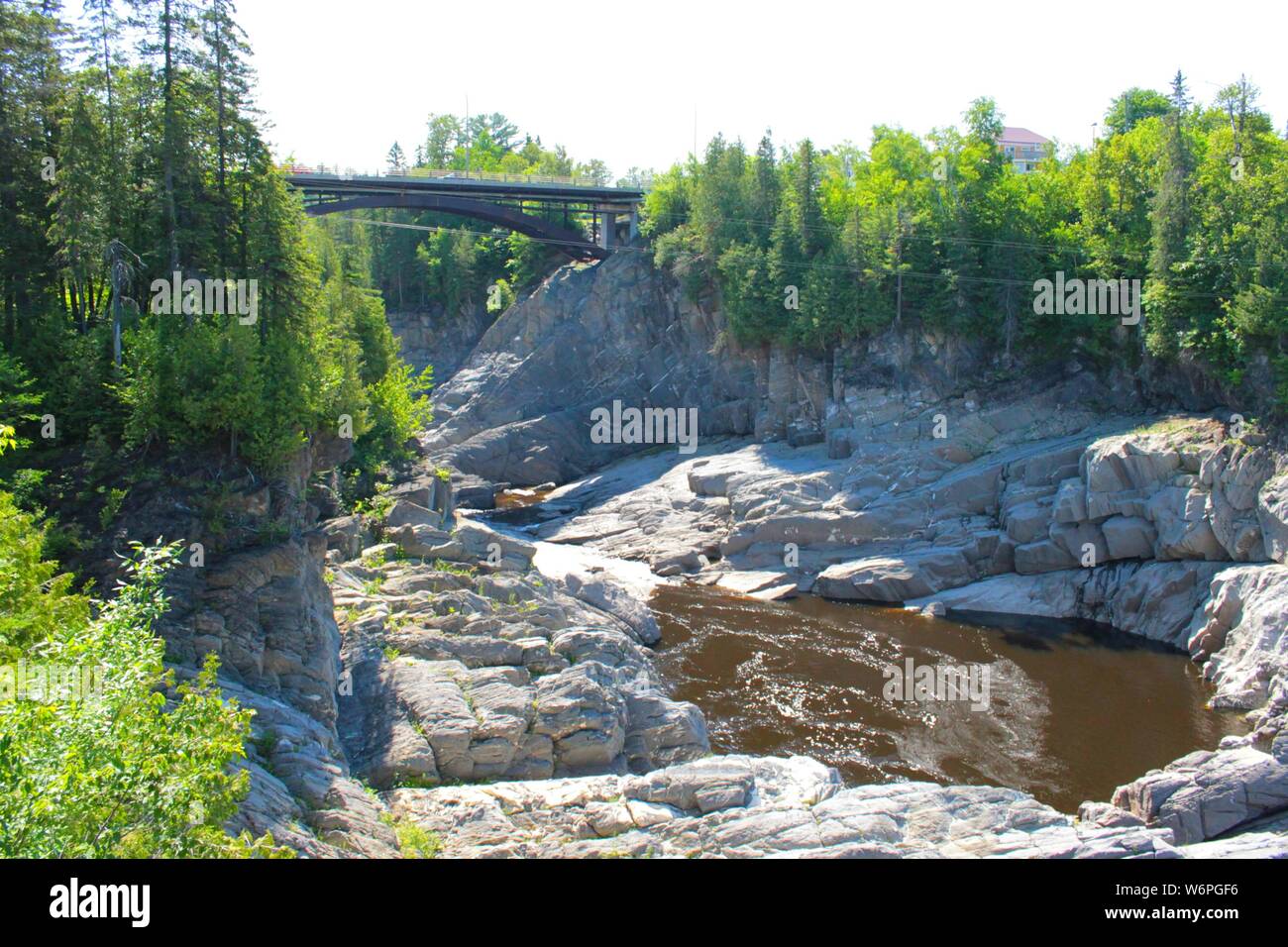 Laissant la rivière la cascade avec pont, Grand Falls, NB, Canada Banque D'Images