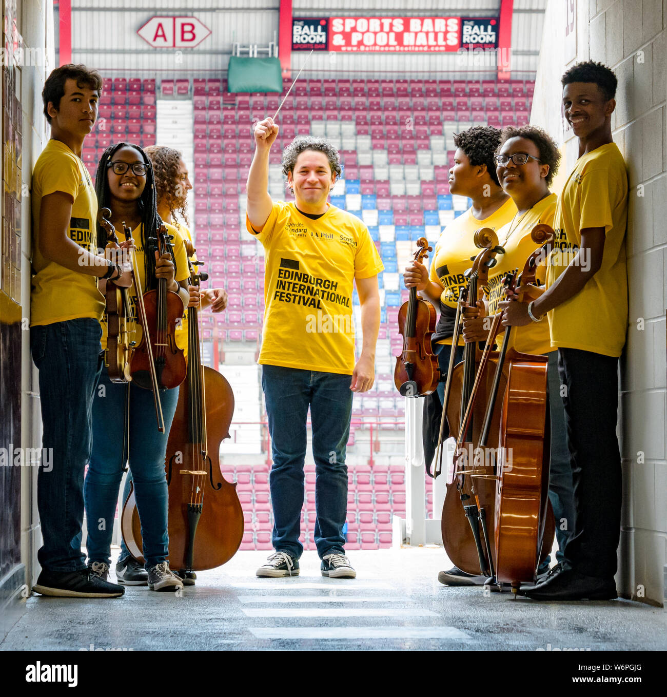 Edimbourg, Ecosse, Royaume Uni, 2 août 2019. Edinburgh Festival Fringe : Photocall avant le Festival International d'Édimbourg Aberdeen Investissements Standard concert avec la Phil avec le chef d'orchestre Gustavo Dudamel et membres de l'Orchestre des jeunes de Los Angeles. LA Phil au stade de Murrayfield, accueil à Cœur football club Banque D'Images