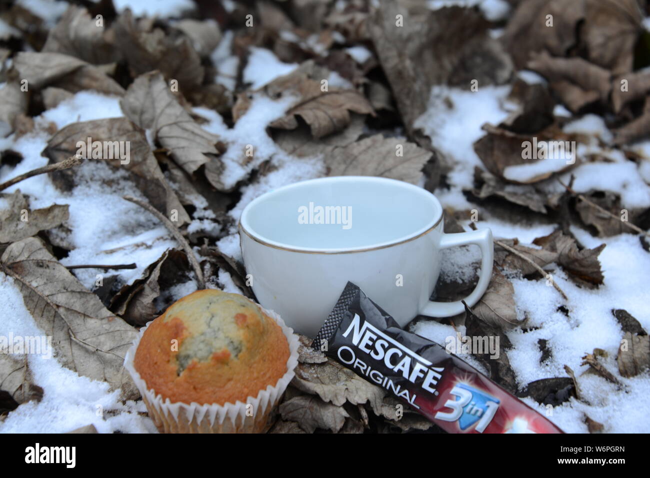 Tasse de Nescafé froid en hiver avec la neige tasse de café et gâteau pause par temps froid le café potable feuilles autour de Snowy White snow Nescafe Banque D'Images